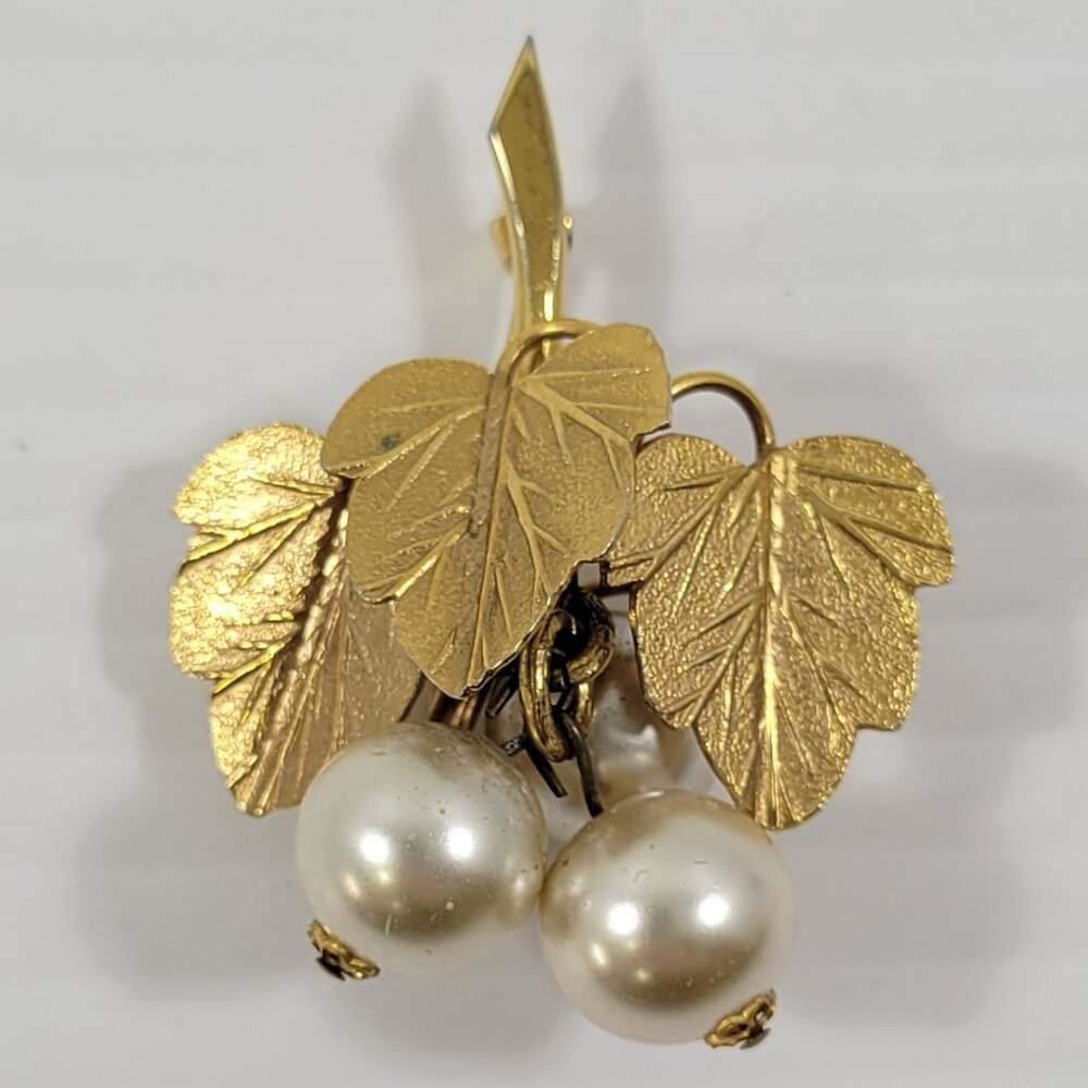 *B) Vintage Gold Tone Dangling Grape Cluster Brooch Pin Faux Pearls